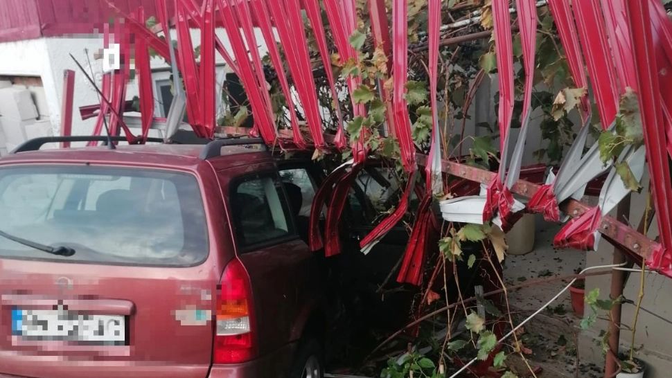 Accident grav în Giurgiu. Trei victime, după ce mașina în care se aflau a intrat într-o casă