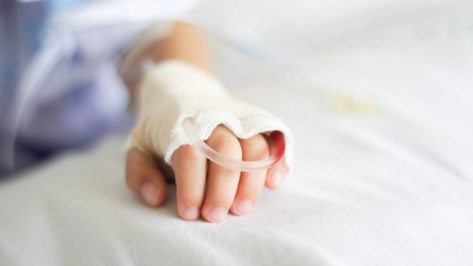 Un copil de 2 ani a căzut de la etajul patru al unui bloc, în Piatra Neamț - Ce șanse îi dau medicii - Mama sa e în stare de șoc