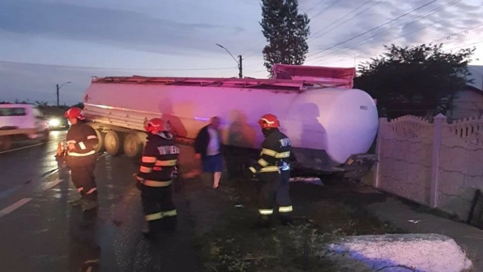 Pericol de EXPLOZIE după ce o cisternă încărcată cu motorină s-a răsturnat pe DN 2 - FOTO