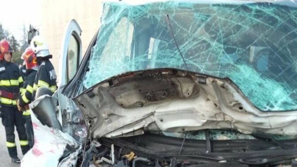 Accident cu 4 victime în Dâmboviţa. Impact devastator între un microbuz şi două TIR-uri staţionate - FOTO