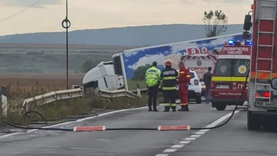 Accident cumplit lângă Târgu Mureș, între două autoturisme și un TIR. Două persoane au murit, alte două sunt în stare gravă