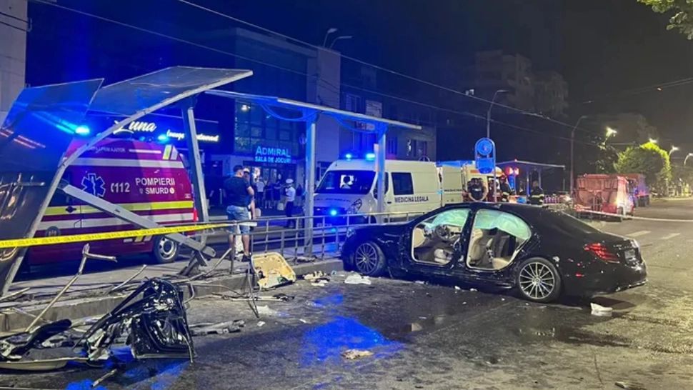 Un șofer a murit după ce a intrat cu bolidul de lux într-un refugiu de tramvai, în Capitală