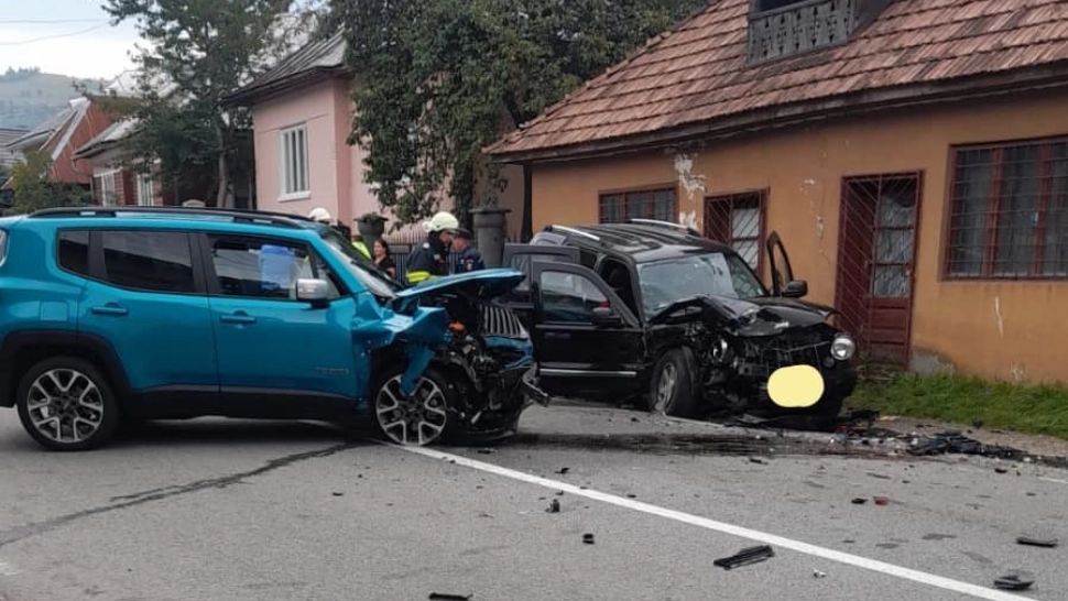 Accident îngrozitor la Rodna - 7 copii au fost răniți după ce două mașini s-au lovit