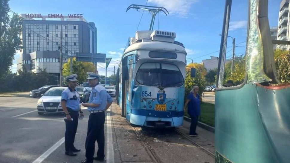 Accident între două tramvaie, în Craiova - 2 călători au fost răniți și transportați la spital