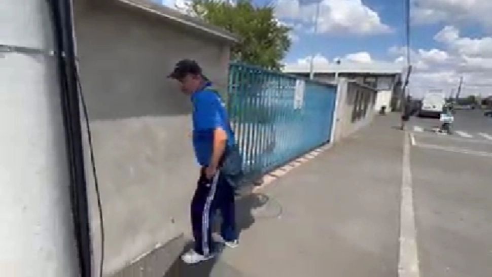 Rupt de beat, a împărţit amenzi șoferilor care nu au plătit parcarea - VIDEO