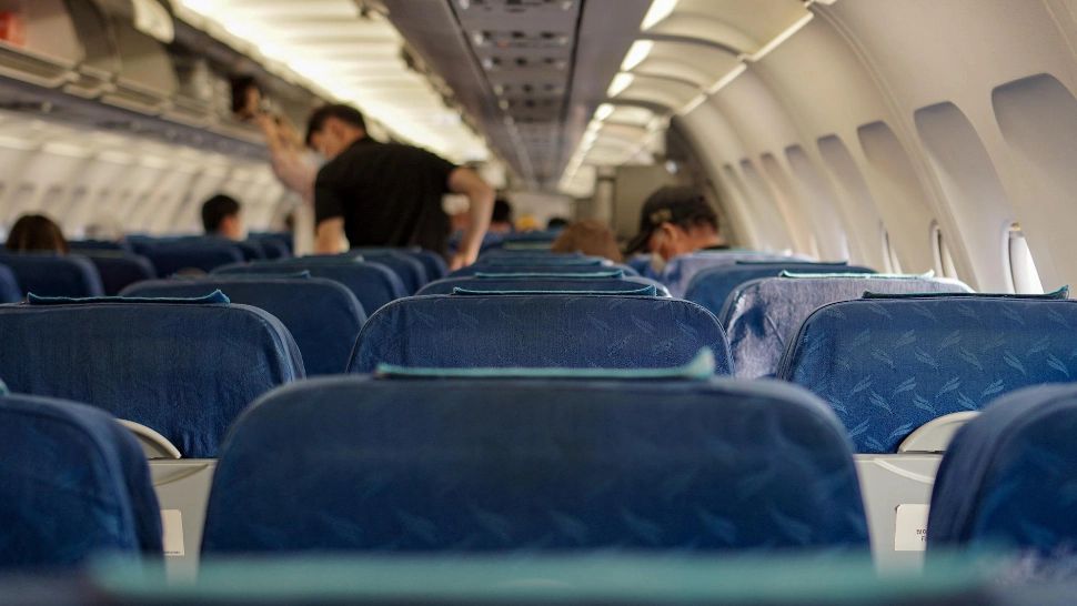Panică în avion: însoțitor de zbor atacat de un pasager. Ce s-a întâmplat după ce bărbatul s-a întors cu spatele - VIDEO