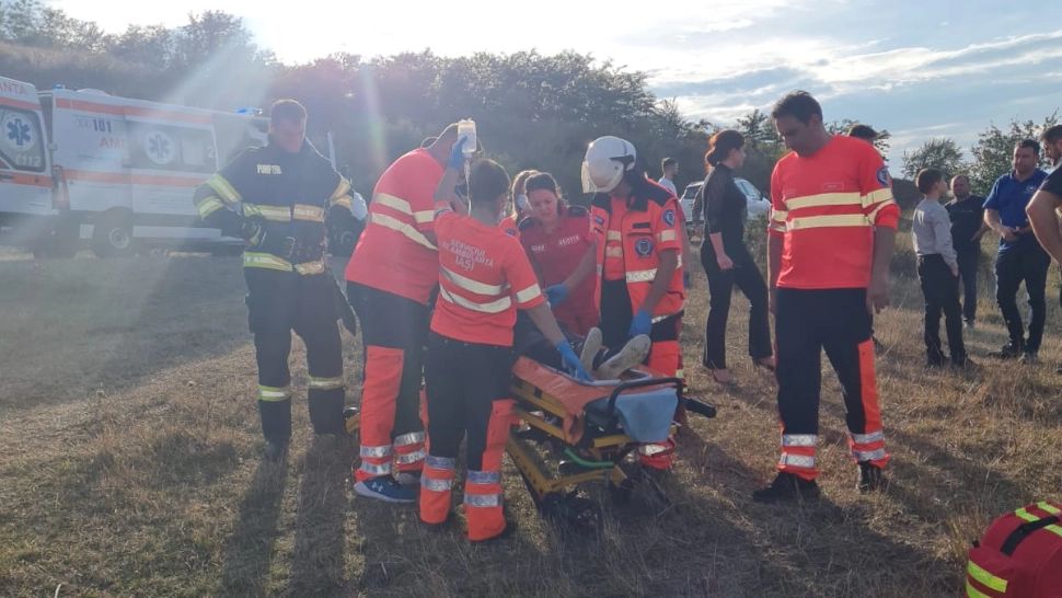 Femeie grav rănită după ce s-a răsturnat cu ATV-ul într-o râpă adâncă de 10 metri - FOTO
