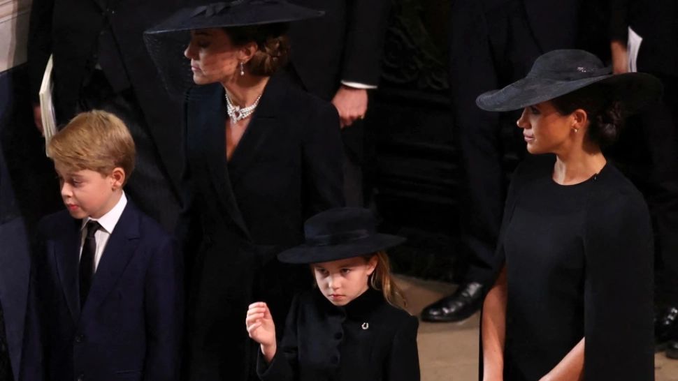 Prințesa Charlotte i-a adus un omagiu subtil străbunicii sale, Regina Elisabeta a II-a - Ce bijuterie a purtat la înmormântare