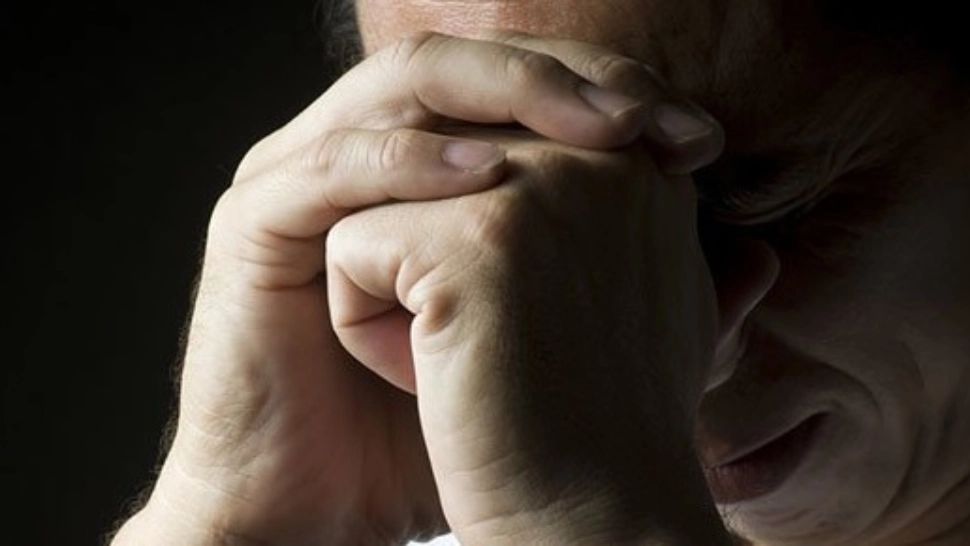 Tânăr cu retard, agresat și umilit timp de 2 ani de colegii de muncă: i s-au stins țigări pe spate, a fost ars cu bricheta 