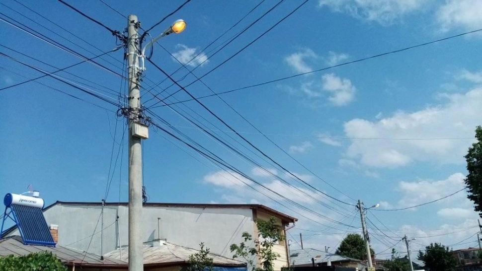 Statul, campion la RISIPĂ. Oamenilor li se cere să mai stingă un bec, iar autoritățile ard becul de pomană