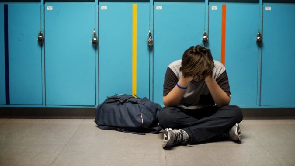 Elevi condamnați pentru bullying. Au legat un coleg de scaun și l-au machiat, în timpul unei pauze