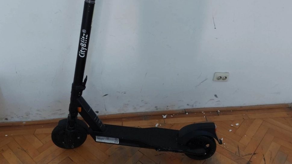 O fetiță de doar 3 ani care se plimba cu trotineta, LOVITĂ de un autoturism care s-a urcat pe trotuar