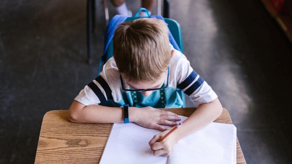 Ce face un băiat din Iași ca să strângă bani pentru rechizite. „Vreau să îmi iau creioane, caiete, papuci și niște flanele”