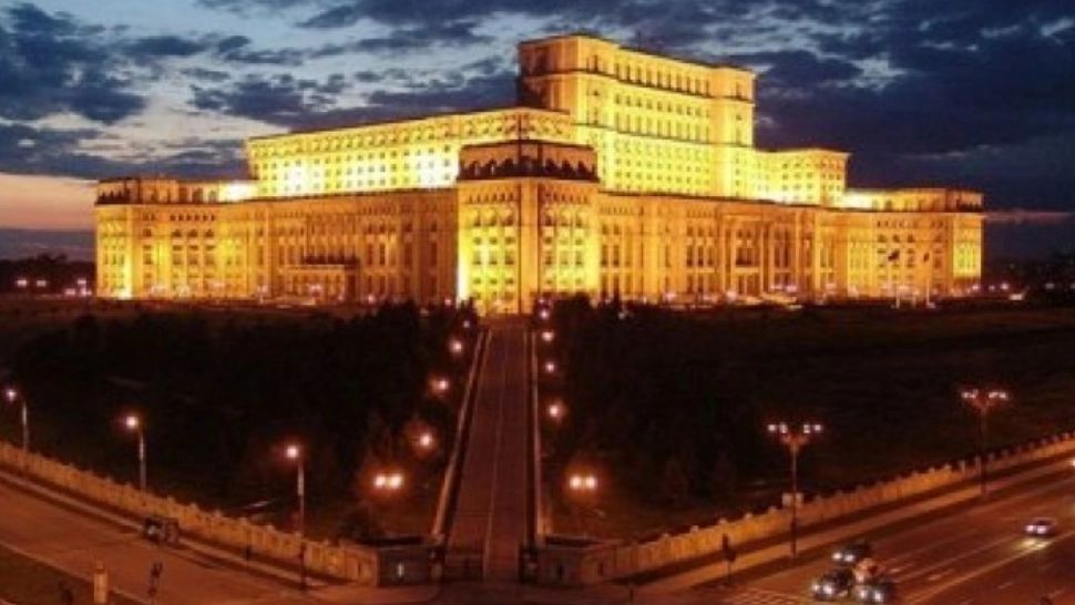Deputații anunță economie la curent - Iluminatul exterior al Casei Poporului, redus cu 50 la sută
