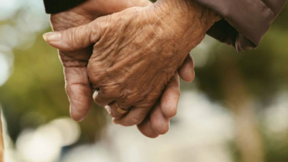 Detalii teribile despre cei doi pensionari din Capitală care s-au sinucis. Bărbatul a lucrat în Guvern - Mesajul de ADIO pentru fiul lor