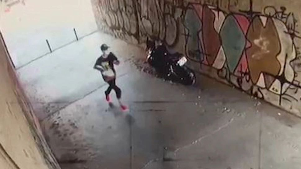 Imagini șocante: O bătrână a fost tâlhărită de un bărbat mascat - Poliția îl caută și cere sprijin pentru identificarea agresorului