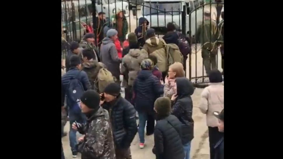 Rușii, în lacrimi, forțați să meargă pe front - Căutări pe Google: „cum să îți rupi o mână” 