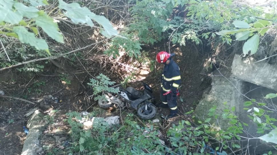 Tânăr scos dintr-o râpă de 9 metri, în care a zăcut o noapte întreagă. Cât de GRAV este rănit