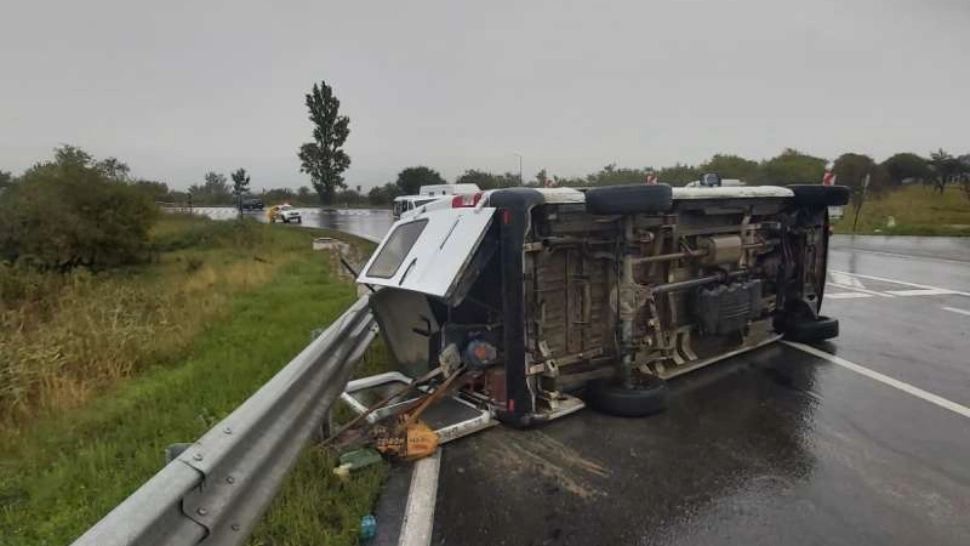 Un microbuz cu pasageri s-a răsturnat pe un drum din Cluj. Un tânăr a ajuns la spital - FOTO