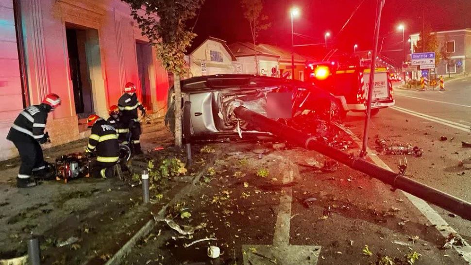 Accident teribil, mașină făcută praf. Șoferul a murit pe loc, vitezometrul fiind blocat la 180 km/h (VIDEO)