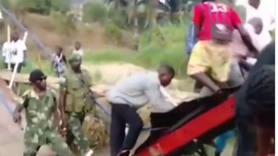 S-a rupt podul când se înghesuiau să TAIE PANGLICA. Imagini de tot râsul - VIDEO