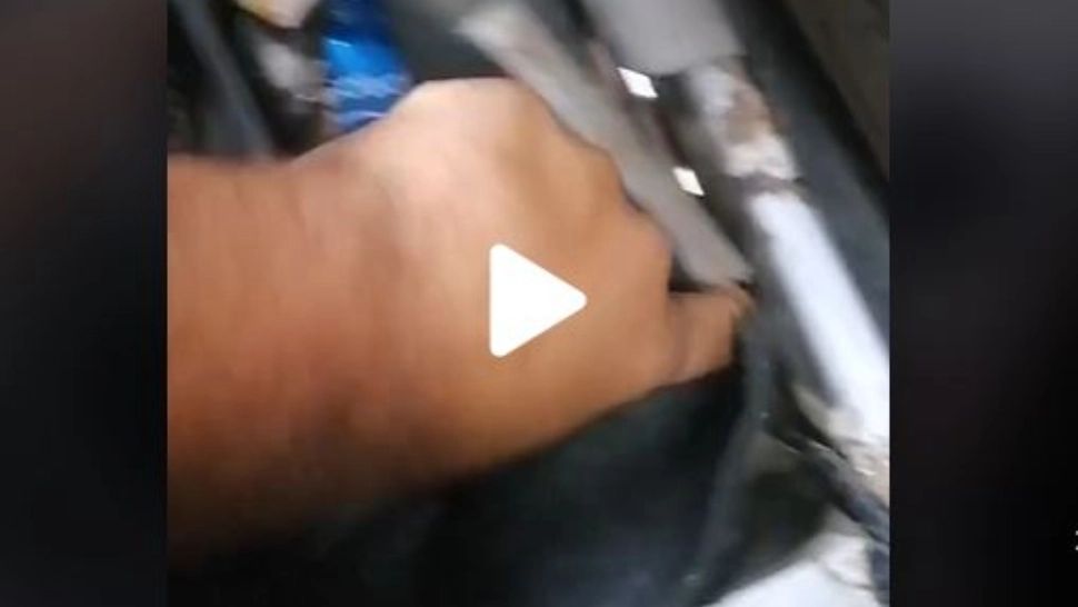 VIDEO – Ce găsit un român sub preșul din Loganul unui prieten – Când a văzut, a vrut să se dea jos imediat din mașină