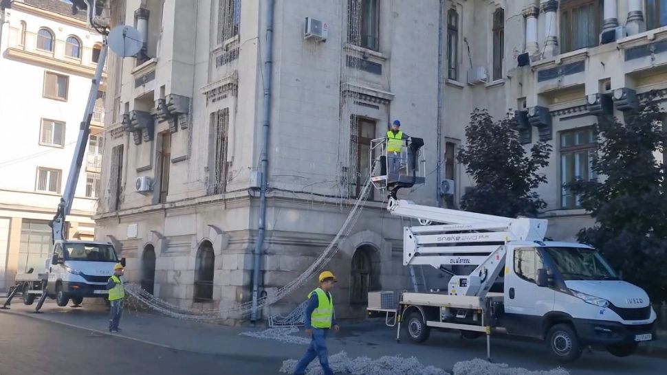 Craiova, decorată cu luminițe de Crăciun, în plină criză energetică. Ce spun localnicii (VIDEO)
