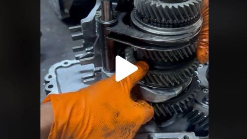 VIDEO IMPRESIONANT – Ce se întâmplă în cutia de viteze atunci când schimbăm treaptă la mașină – Puțini șoferi știu asta