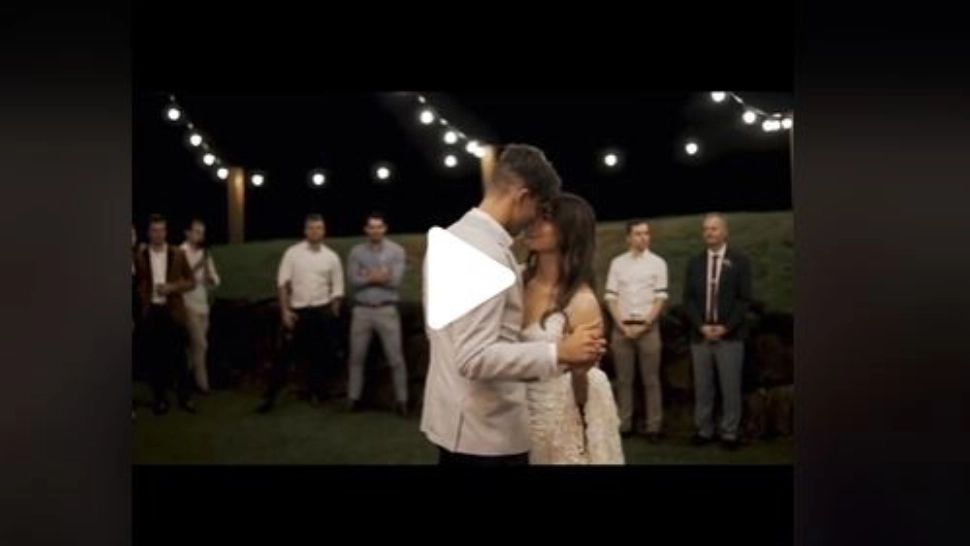 VIDEO – Părea un dans al mirilor minunat, însă mireasă a observat ceva ciudat sub rochie – Când s-a uitat, i s-a făcut rău