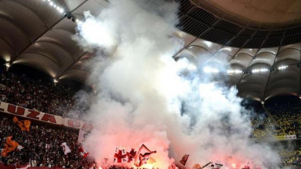 Violențe extreme la meciul Dinamo-Steaua: Suporterii s-au bătut cumplit - Jandarmii, ATACAȚI 