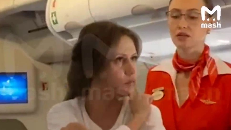O rusoaică beată a făcut scandal la bordul unui avion - Imaginile au devenit virale - VIDEO