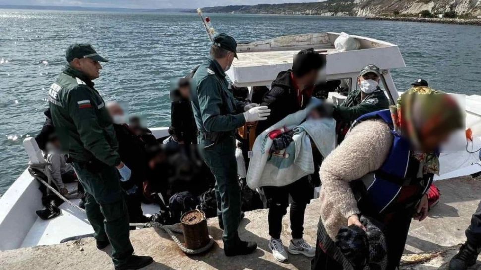 O ambarcațiune cu 38 de migranți care se îndrepta spre România a rămas fără combustibil în Marea Neagră