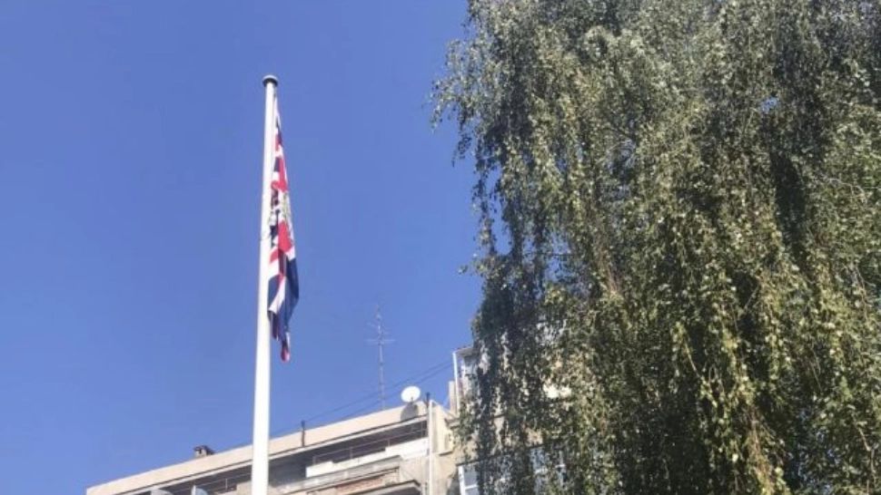 Drapelul britanic, arborat, la Ambasada Marii Britanii la Bucureşti pe timpul ceremoniilor de proclamare a noului monarh, Regele Charles al III-lea