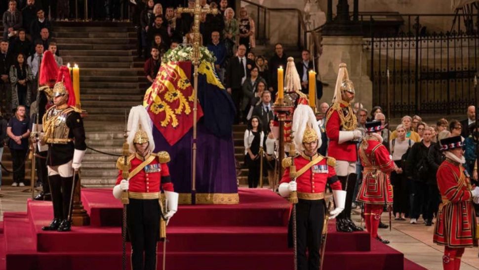 Bărbat arestat după ce a atins sicriul Reginei Elisabeta a II-a