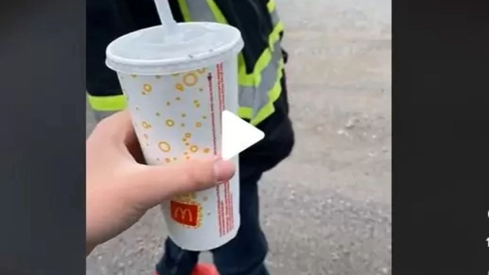 VIDEO – Colegul i-a dat să bea dintr-un pahar de Cola de la McDonalds. Când a tras din pai, i s-a întors stomacul pe dos – Ce era înăuntru
