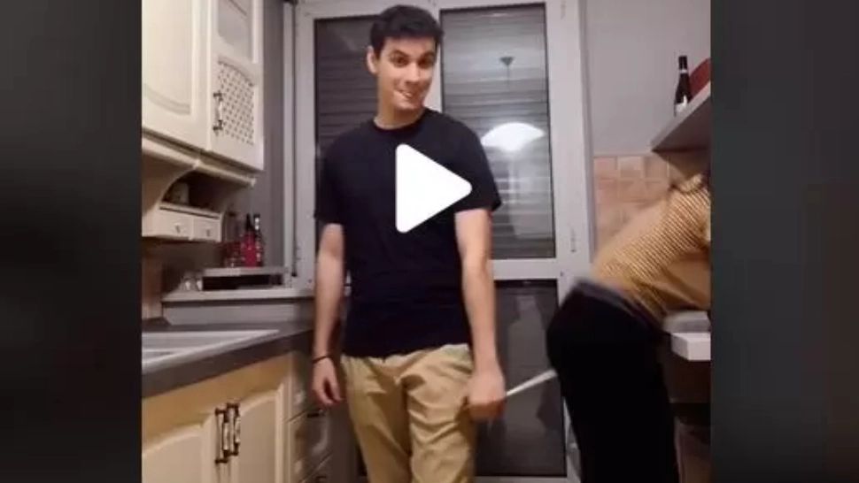 VIDEO – I-a făcut o farsă iubitei și a filmat totul – Cum a reacționat tânăra