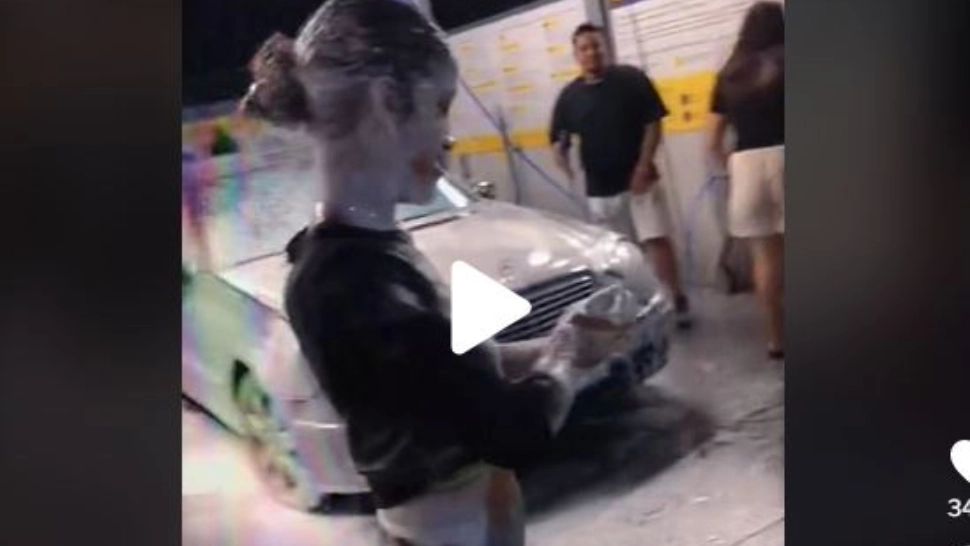 VIDEO – Farsă exagerată la o spălătorie din România, în miez de noapte – Ce au putut să-i facă prietenii