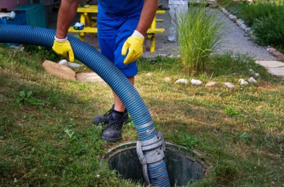 Doi angajați ai unei primării din Vaslui au căzut într-o fosă septică. Persoanele sunt în stare de inconștiență