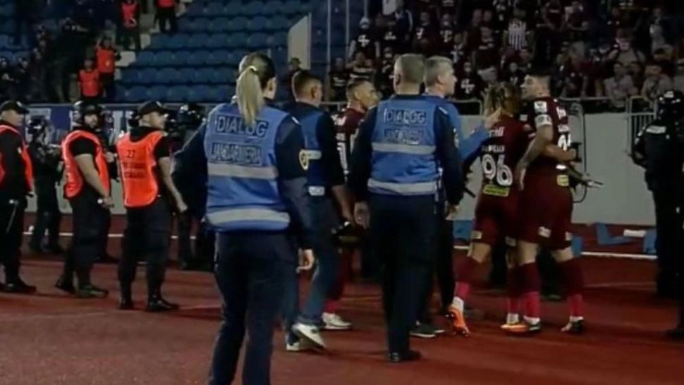 Noi violențe pe terenul de fotbal. Pumni, palme și înjurături la finalul meciului FCU Craiova - Rapid