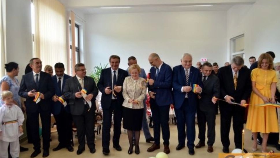 10 politicieni și 3 preoți la inaugurarea unei GRĂDINIȚE din Sălaj. Micuții, nevoiți să asculte discursurile politicienilor - VIDEO