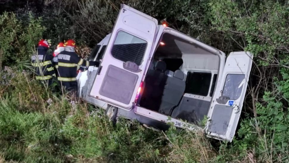  Un microbuz cu 2 adulți și 6 copii, răsturnat pe DN11 - Victimele sunt evaluate de personalul medical