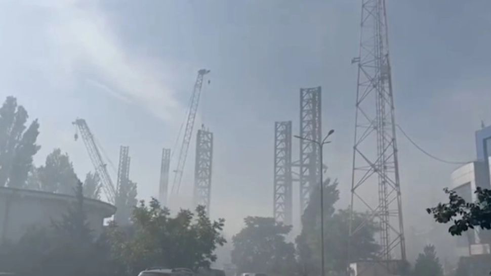 Incendiu de proporții pe o platformă petrolieră din Portul Constanța, mobilizare masivă a pompierilor - VIDEO