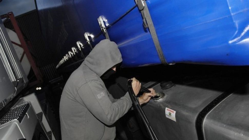 Cum a furat un bărbat, timp de aproape un an de zile, peste patru tone de combustibil din rezervoarele camioanelor, fără să fie prins