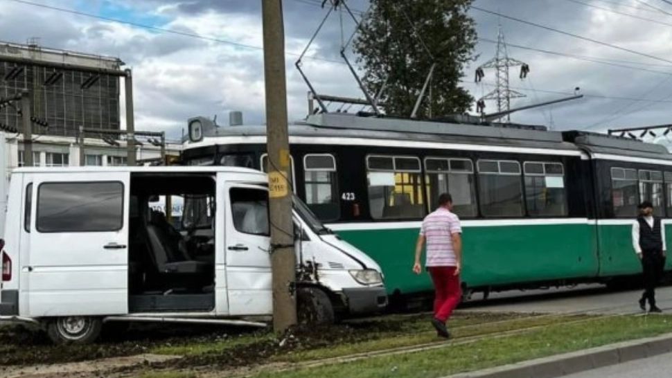 Accident grav în Iași: Un microbuz, proiectat în stâlp după impactul cu un tramvai - O persoană este BLOCATĂ - FOTO