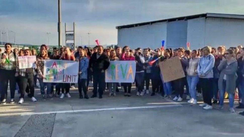 Grevă generală la o fabrică din județul Argeș. Angajații, disperați din cauza salariilor mici - VIDEO