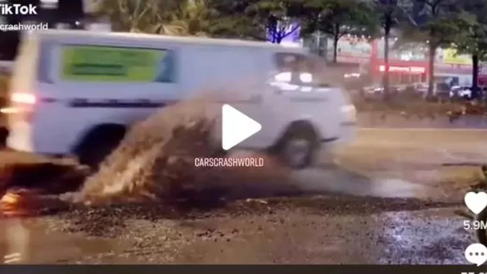 VIDEO – Probabil cea mai periculoasă gropă din lume – Zeci de mașini distruse după o simplă ploaie