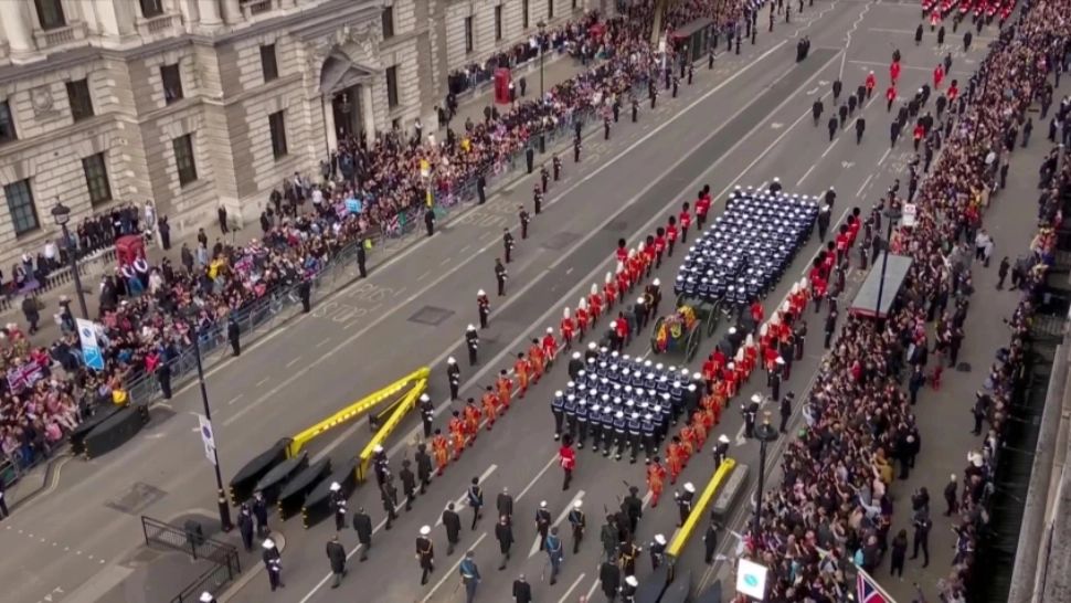 Un bărbat a fost arestat după ce a încercat să sară peste bariere în timp ce sicriul Reginei se îndrepta către Windsor