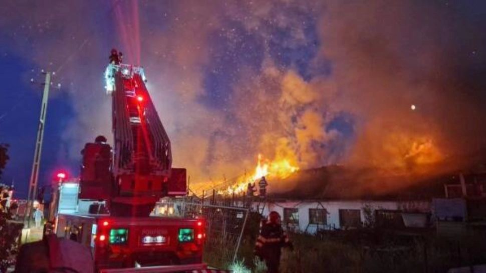 Incendiu de proporții la un depozit lângă Timișoara - Pompierii intervin de urgență