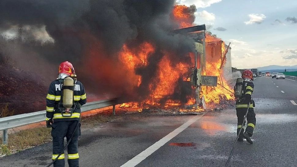 INCENDIU devastator pe autostrada A10, lângă Aiud. Un camion a ars ca o torță - FOTO+VIDEO