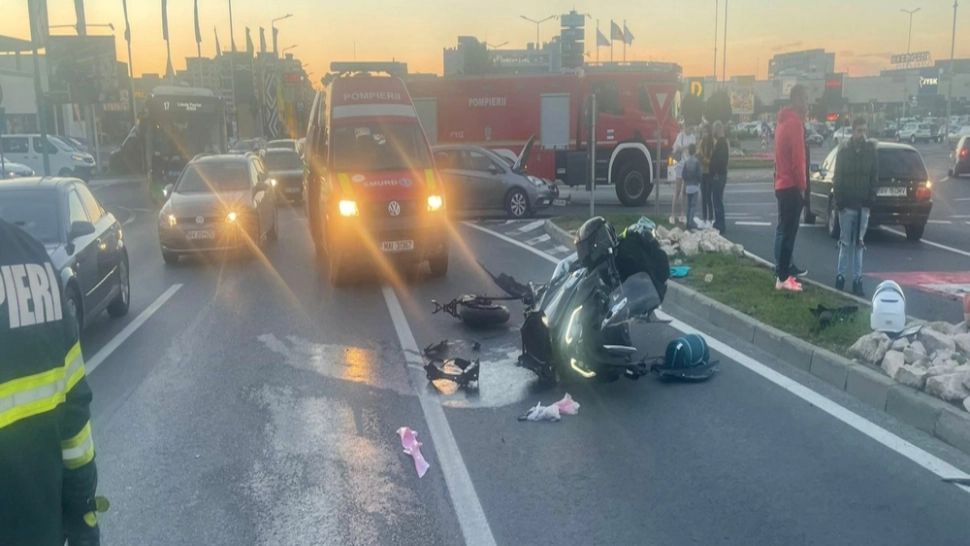 Accident cumplit pe Calea București! Tânără motociclistă, grav rănită după impactul cu un autoturism